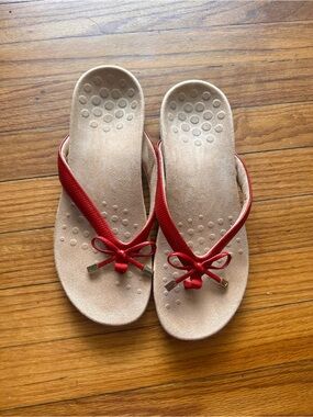 Vionic Bella II Red Leather Bow Thong Sandals Comfort Size 10.5 Orthotic Chic